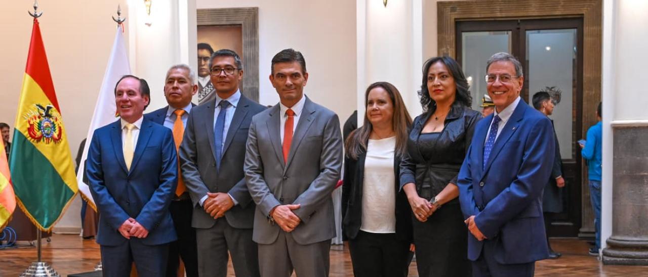 Rodrigo Paz Pereira y José Gabriel Espinoza Yáñez, posesionan a las nuevas autoridades del Banco Central de Bolivia (BCB)